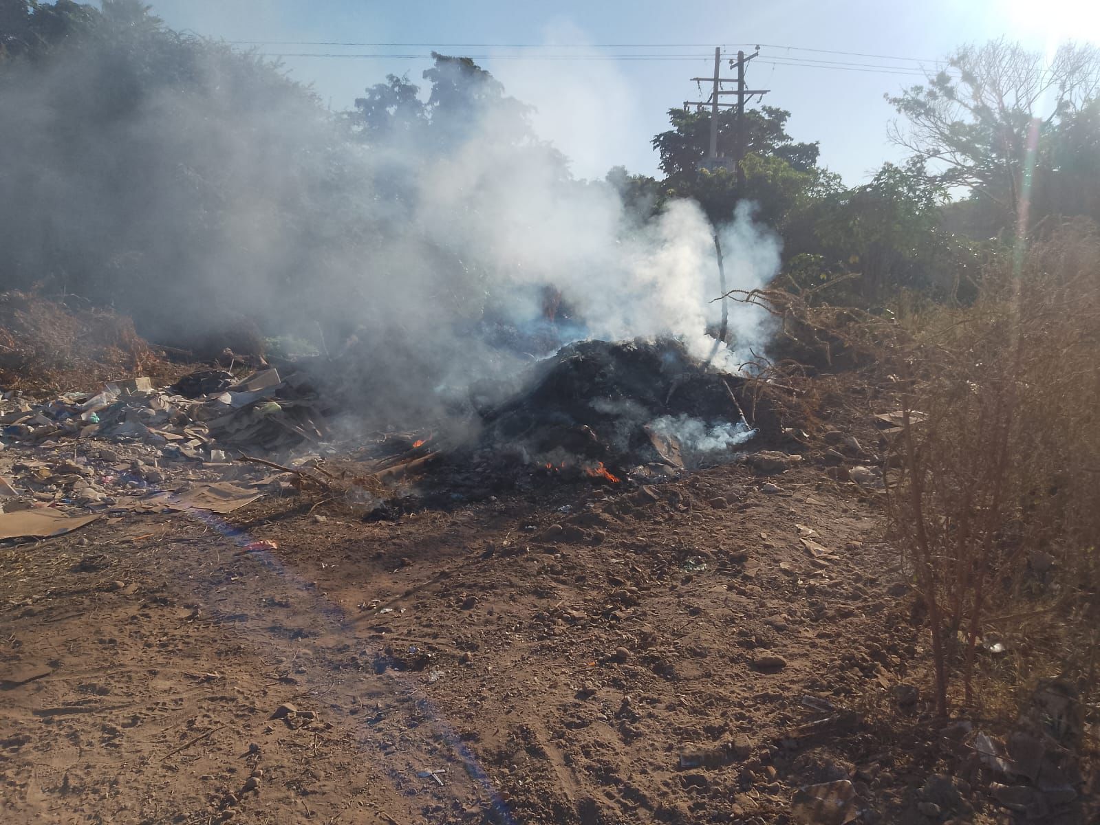 Basura quemándose en un terreno baldío.