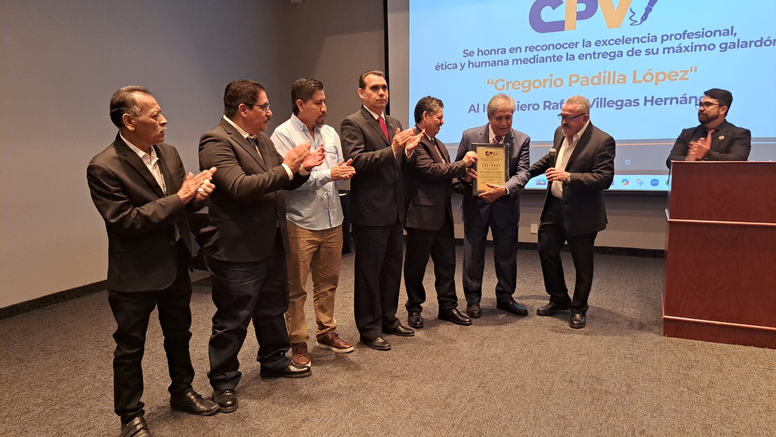 Rafael Villegas recibiendo su premio junto a los demás asistentes