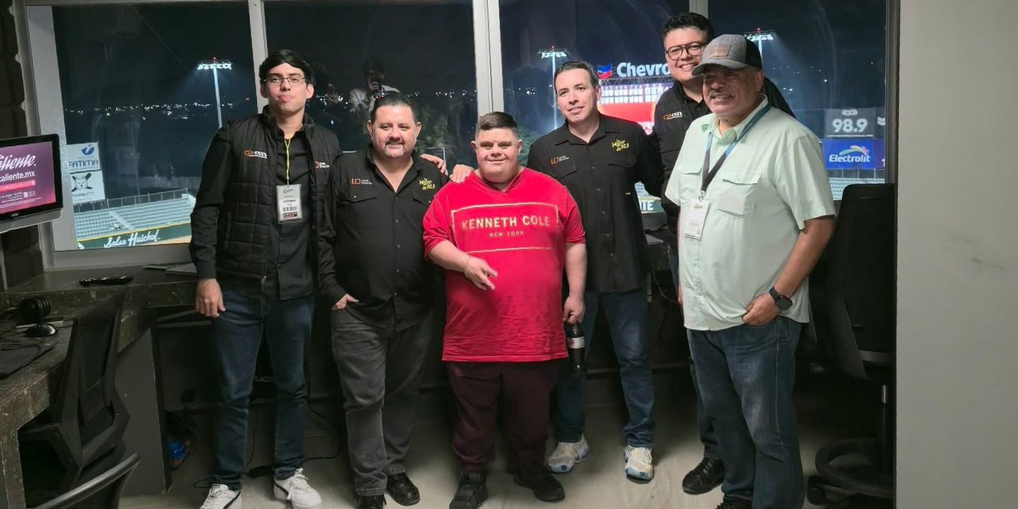 Equipo de la cabina de RSN en el Chevron Park junto a Ramoncito de Culiacán