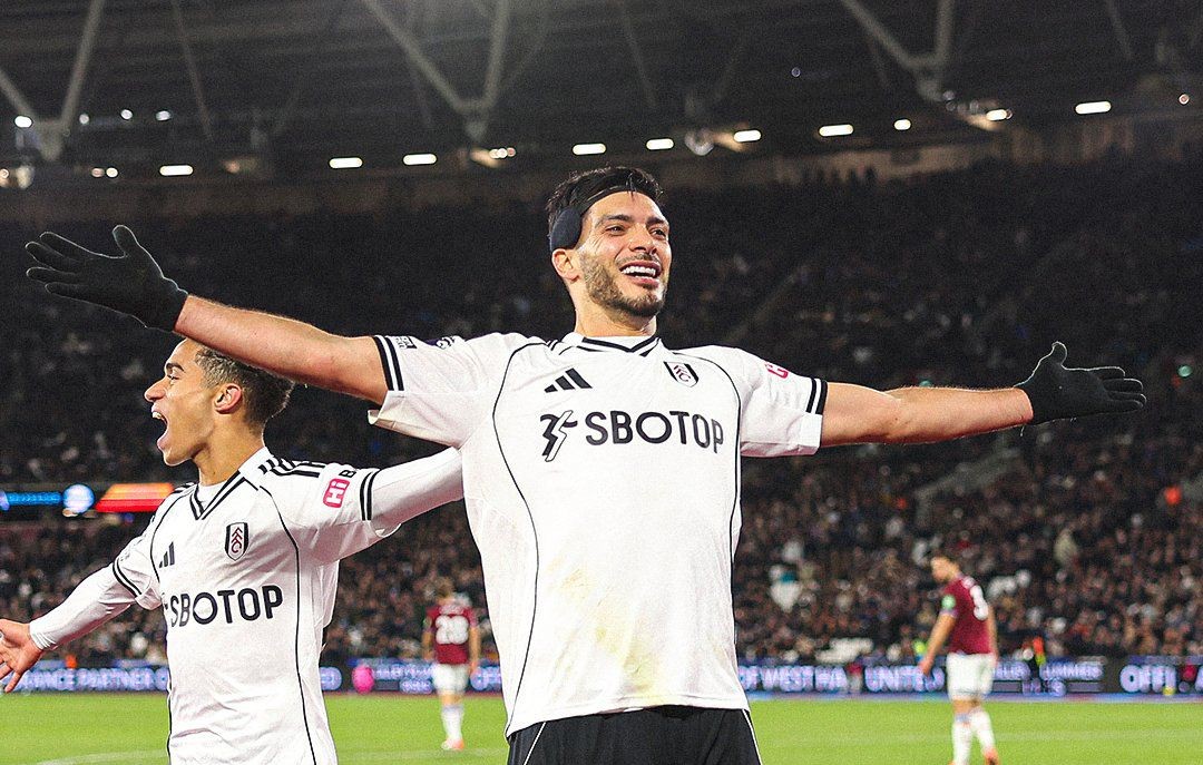 Raúl Jiménez festejando con el Fulham.