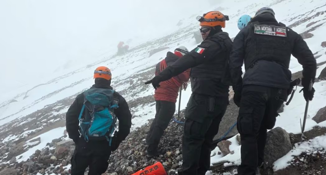 Rescatan cuerpo de alpinista que perdió la vida durante ascenso al volcán Iztaccíhuatl