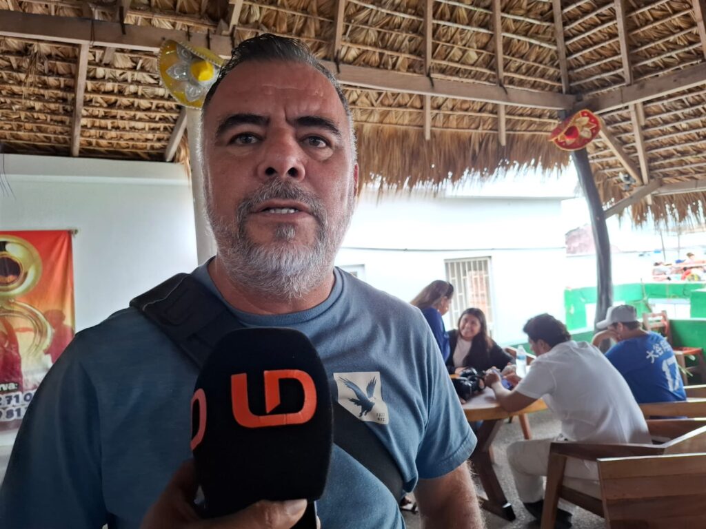 Ricardo Patrón, encargado de un catamarán.