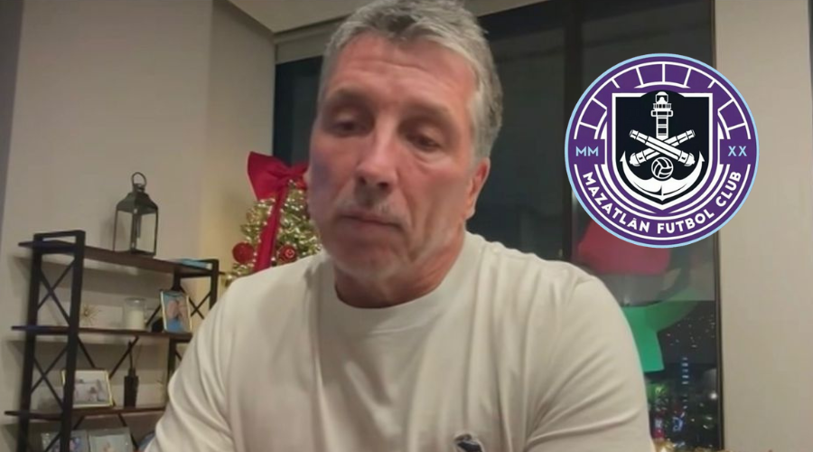 Robert Dante Siboldi y el logo del Mazatlán FC arriba a la derecha