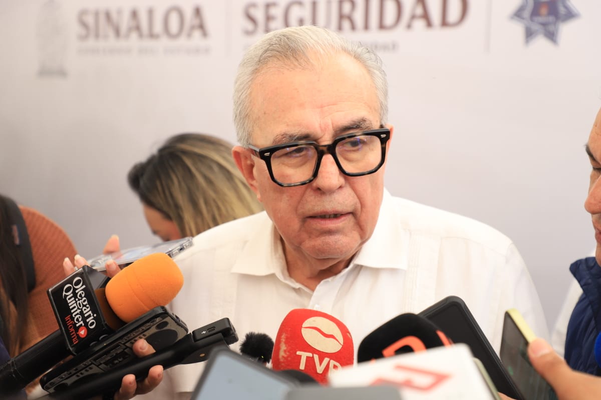 Gobernador de Sinaloa Rubén Rocha Moya siendo entrevistado por los medios de comunicación