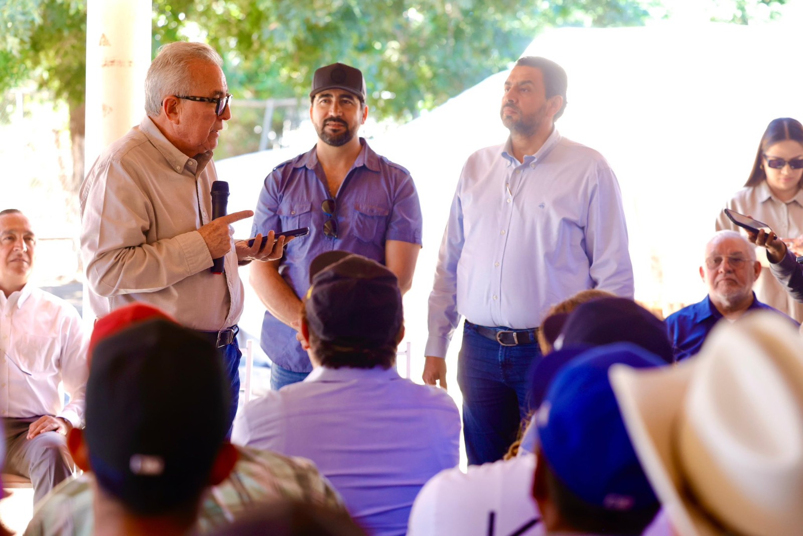 El gobernador de Sinaloa Rubén Rocha Moya hablando por micrófono junto a productores de frijol