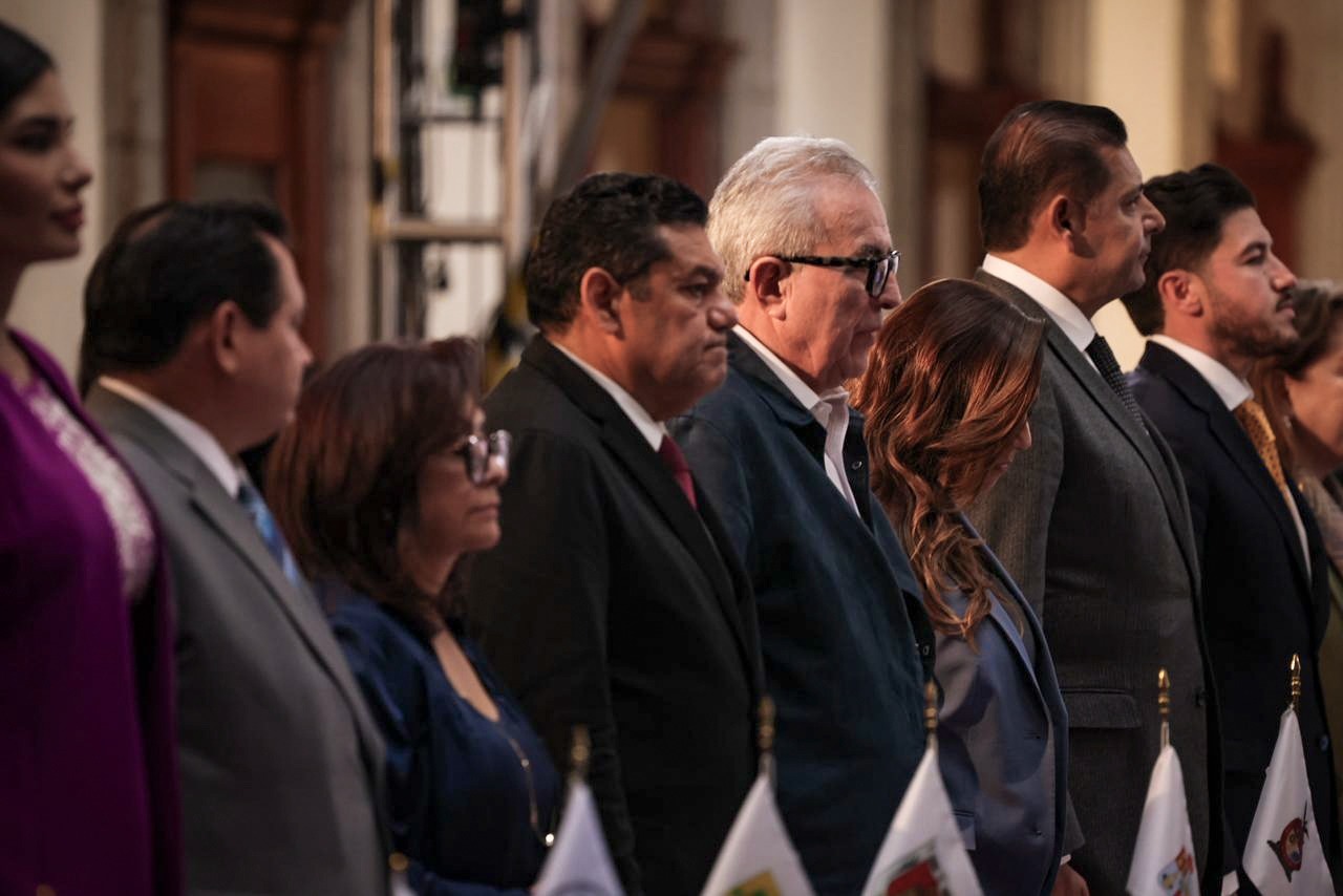 Rocha Moya junto a otros funcionarios