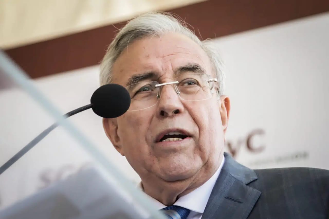 Rubén Rocha Moya en un templete