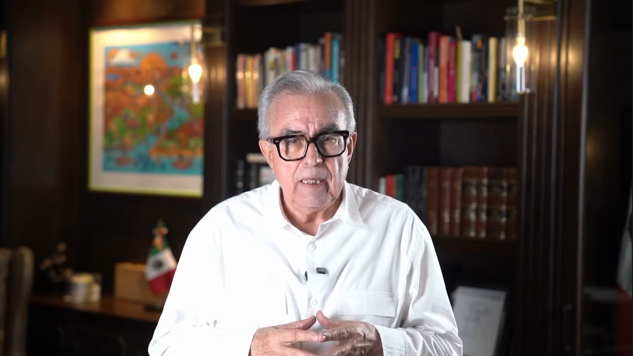 Rubén Rocha Moya en su oficina