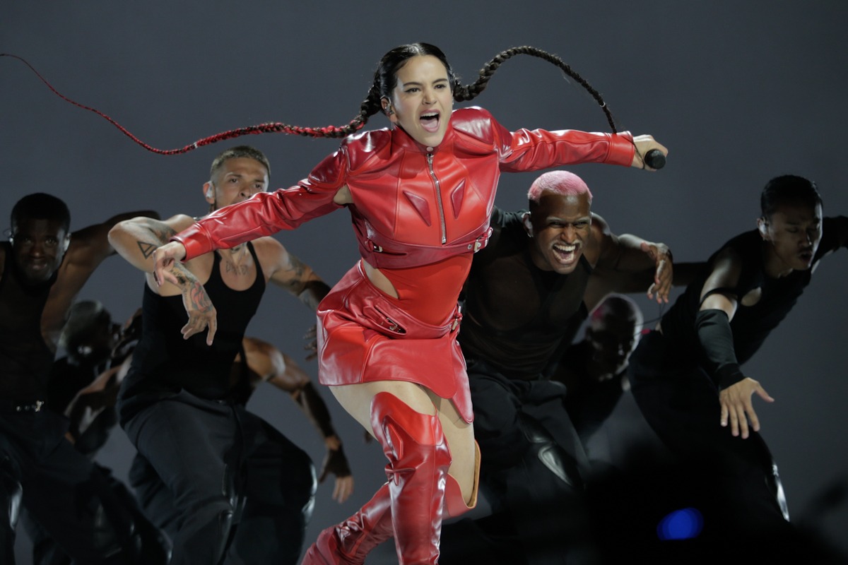 Rosalía vestida de rojo baila con hombres vestidos de nero