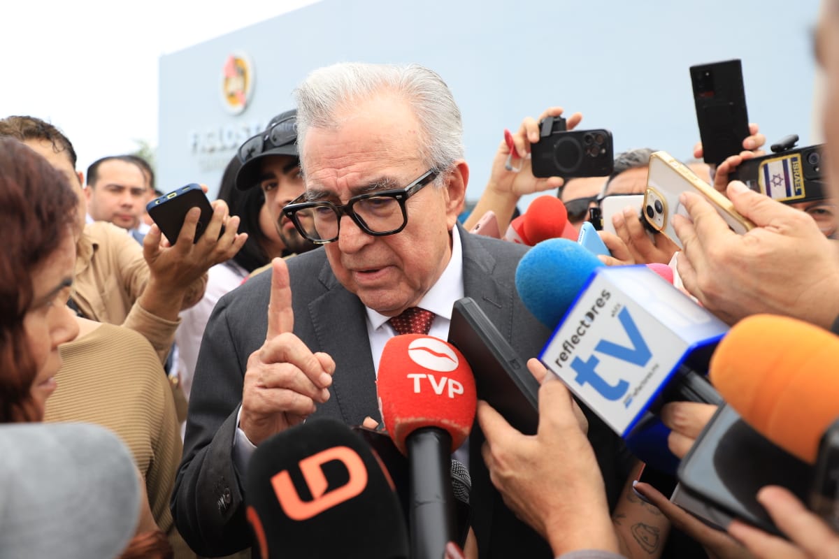 Rubén Rocha Moya hablando con los medios