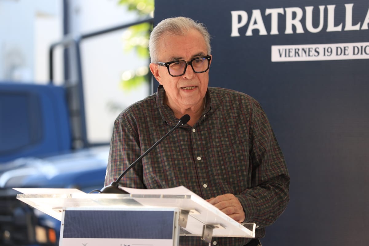 Rubén Rocha Moya en un templete.