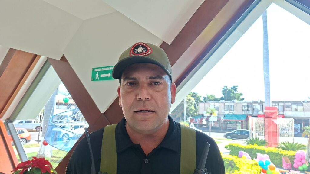 Hombre con gorra viendo hacia el frente