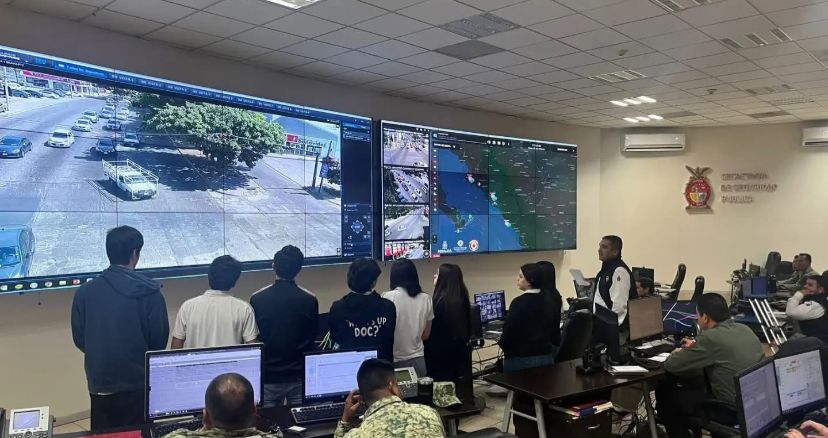 Oficinas SSyPC revisando cámaras de seguridad
