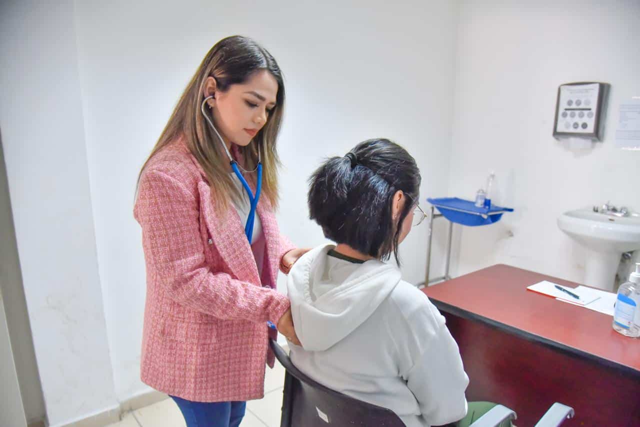 Doctora atendiendo a paciente en un consultorio