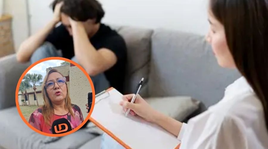 Persona en terapia con las manos en la cabeza junto a Rosa Elena Sánchez Moraila