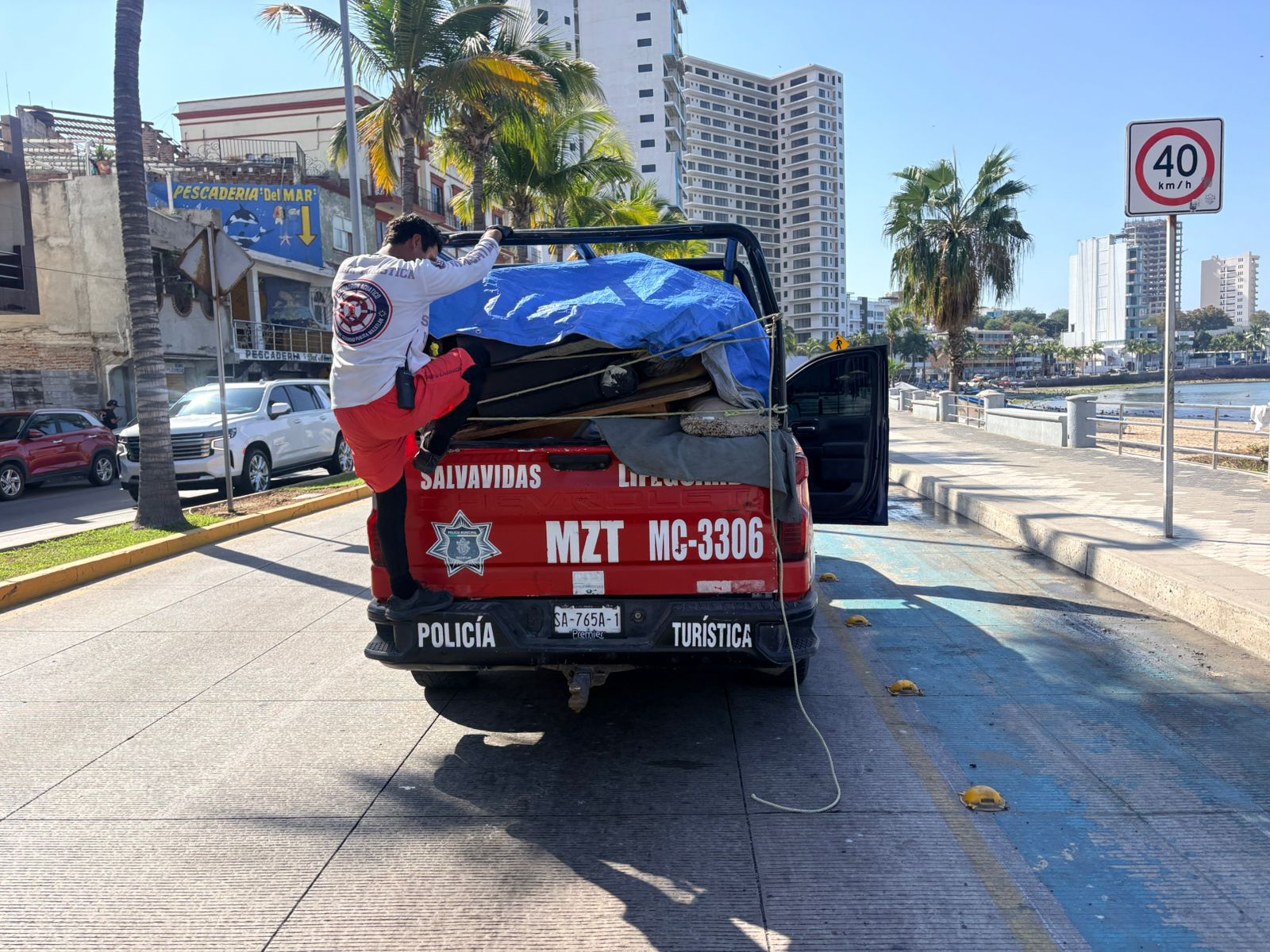 Camioneta de salvavidas con basura juntada