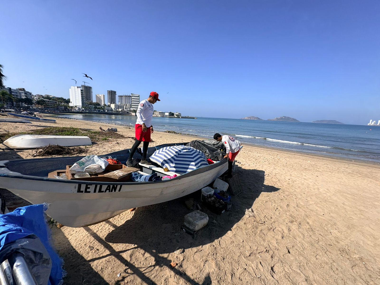Salvavidas limpiando en una panga
