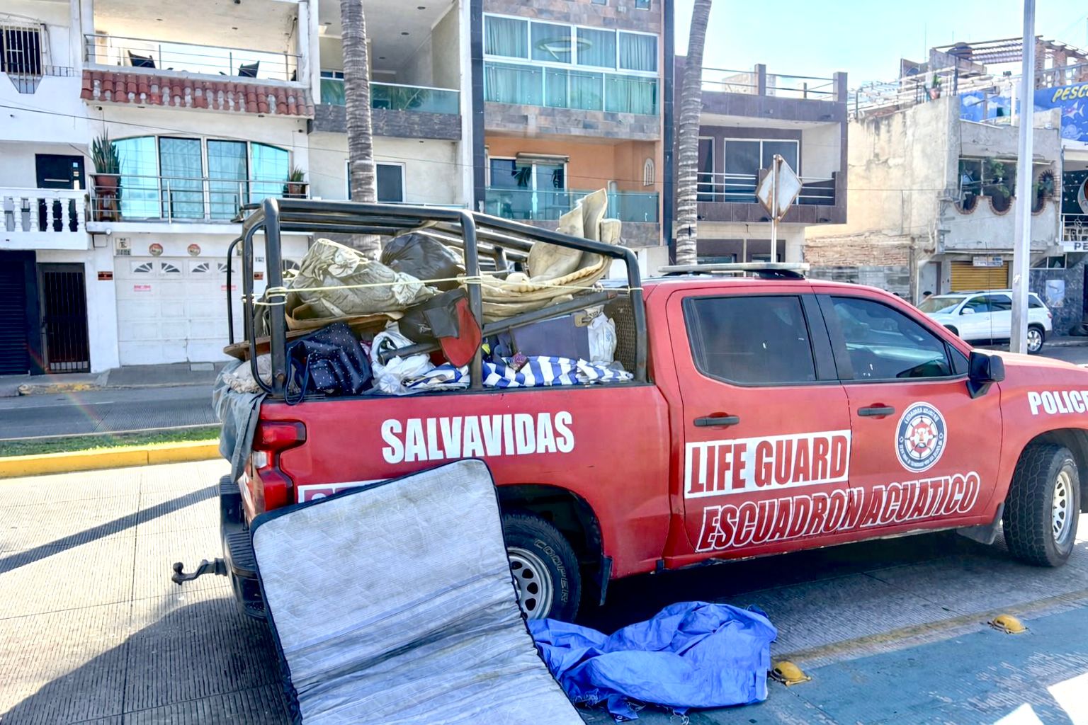 Camioneta de salvavidas con basura juntada