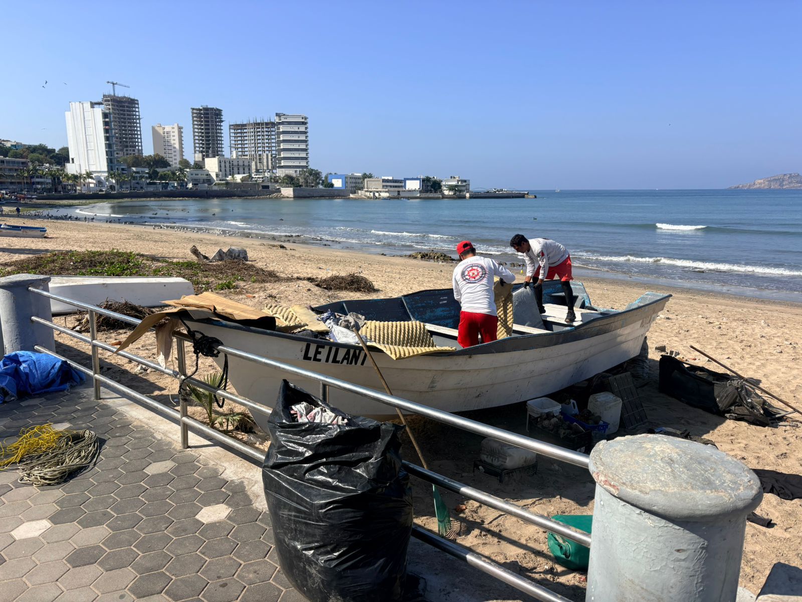 Salvavidas limpiando en una panga