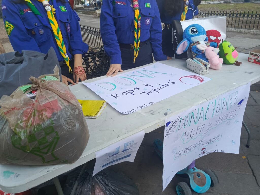 Mesa con colecta de ropa y juguetes