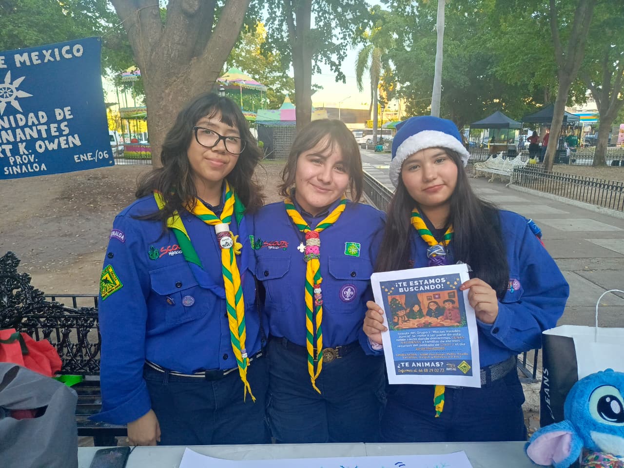Tres scouts de Los Mochis con camisa color azul