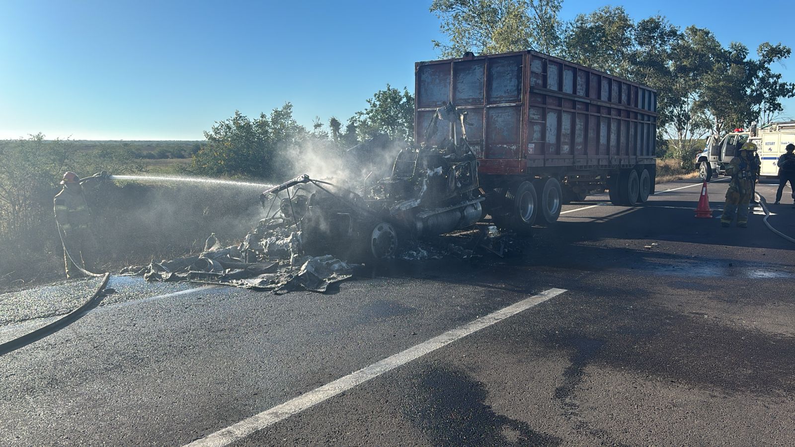 Se incendia tractocamión en Elota