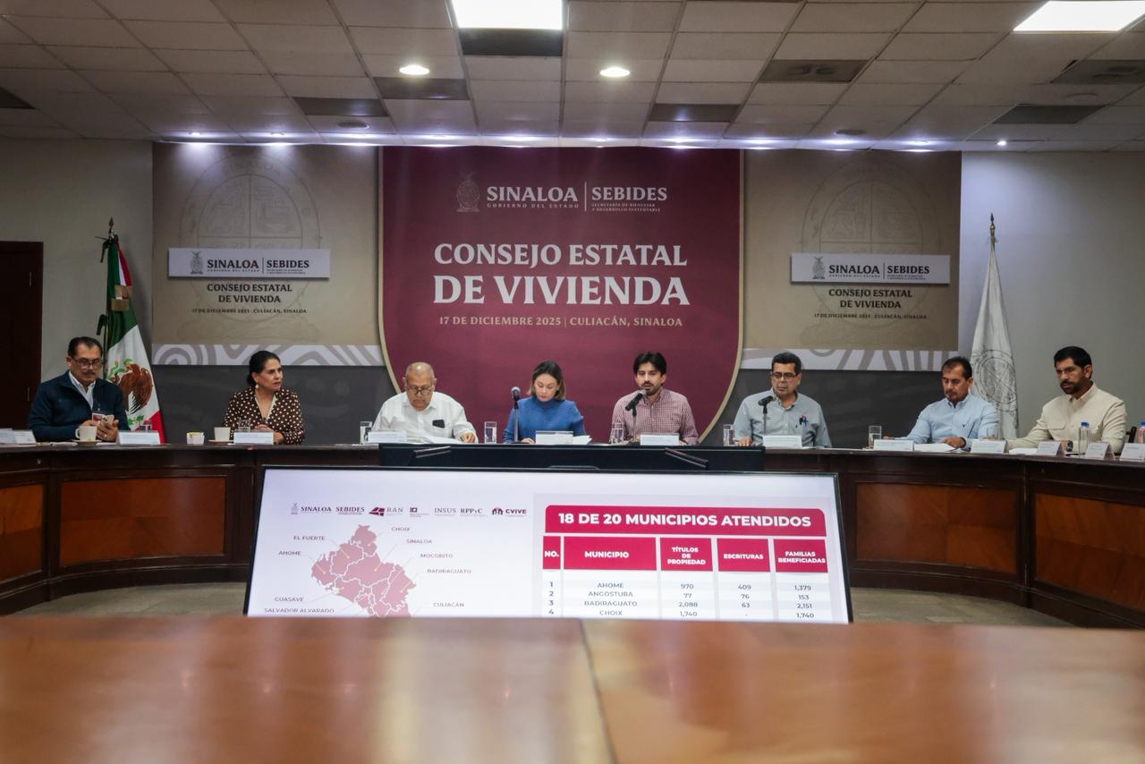 Personas en una Sesión del Consejo Estatal de Vivienda