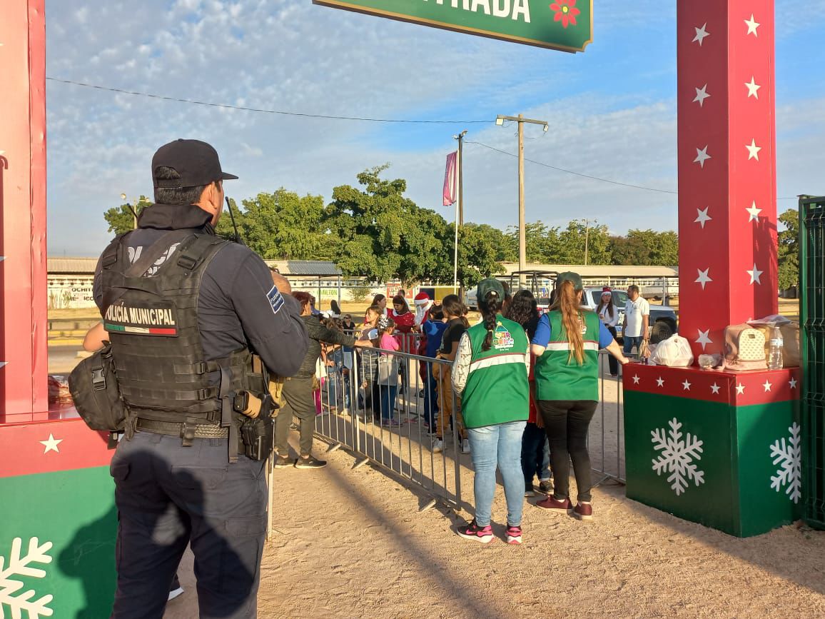Elemento de la Policía Municipal afuera de la Verbena de Culiacán