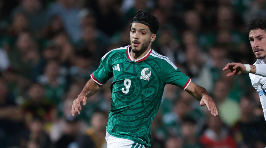 Raúl Jiménez con la nueva jersey verde de la Selección Mexicana
