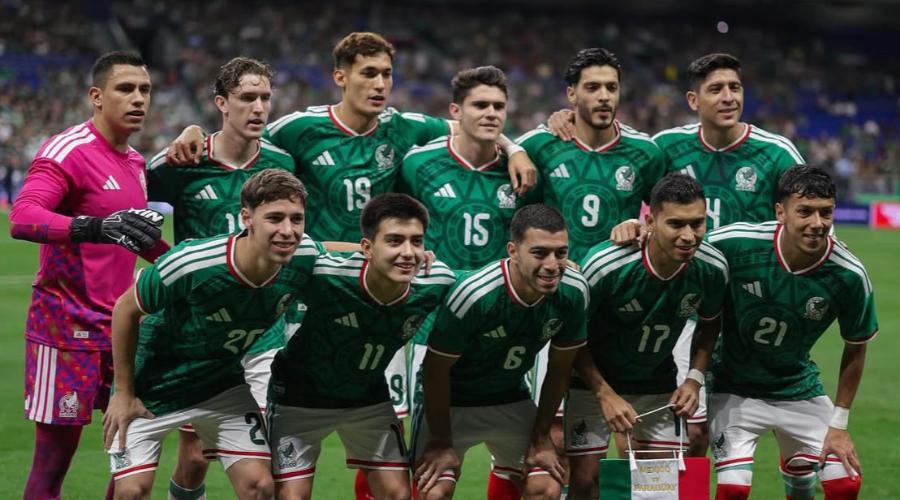Equipo de fútbol de México con uniforme en colores verde, rojo y blanco y el portero en tonos rosa