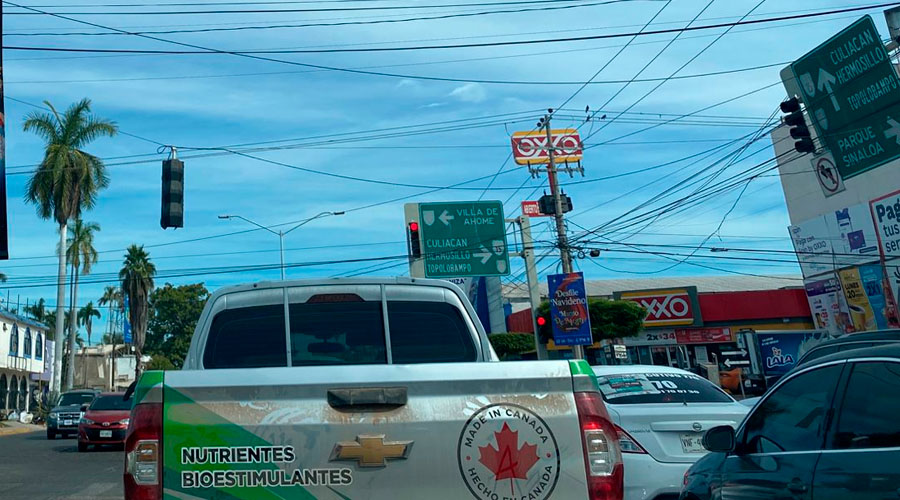 Semáforo colgando de un cable en Los Mochis