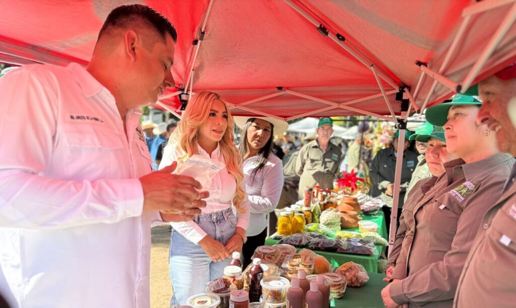 Diputada de Morena, Verónica Avilés Rochín junto a emprendedores en un local