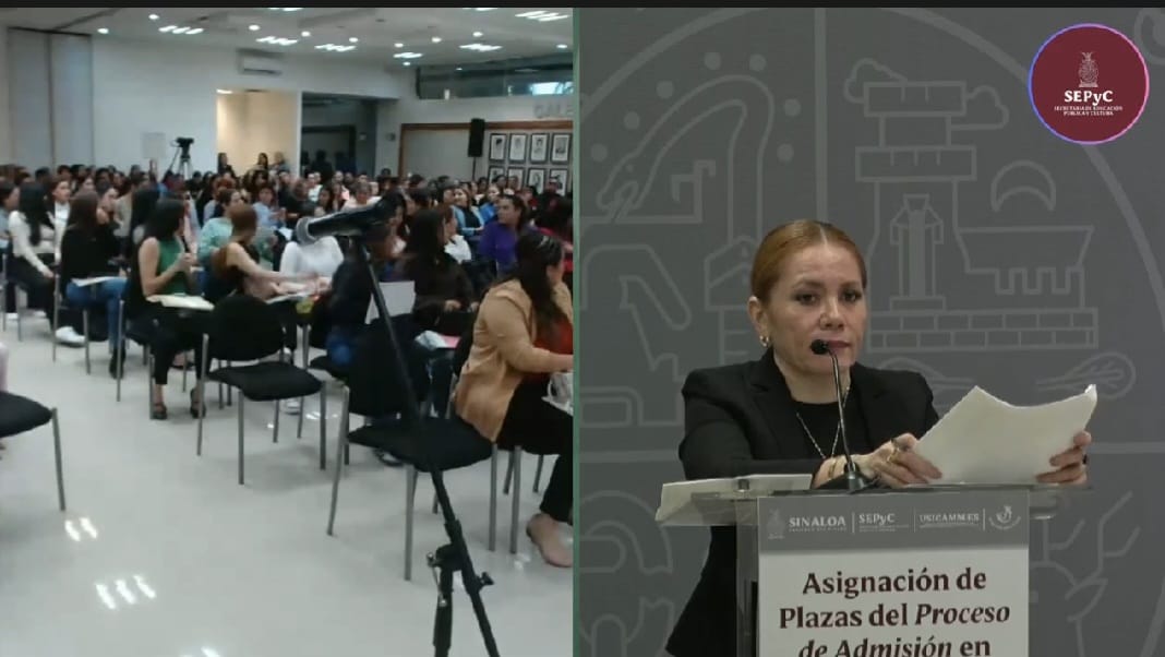 A la izquierda docentes sentados y a la derecha una funcionaria de Sepyc