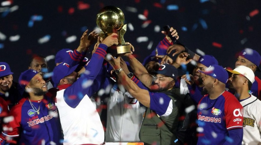 Jugadores de beisbol de República Dominicana sosteniendo el trofeo de la Serie del Caribe 2025