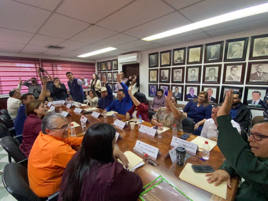 Regidores levantando la mano en cabildo de Guasave