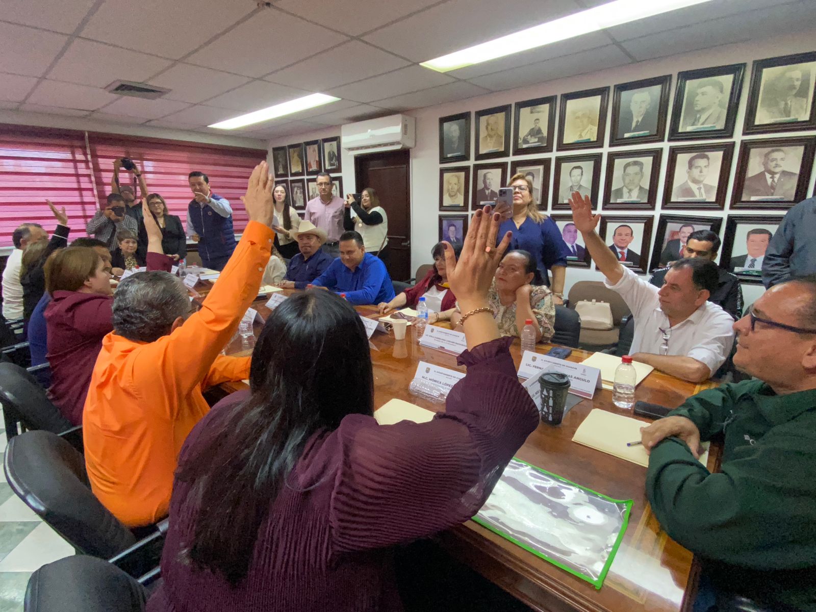 Regidores levantando la mano en cabildo de Guasave