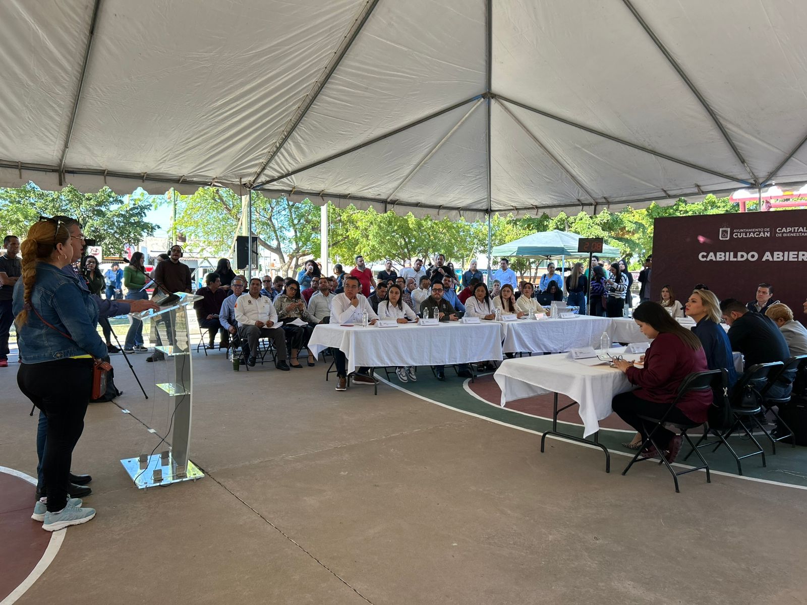 Sesión de Cabildo Abierto en Culiacán donde se ve a ciudadanos hablando en el micrófono a las autoridades del municipio