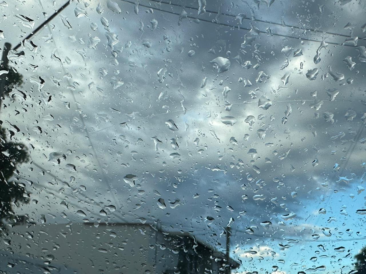 Gotas de agua en un cristal en Culiacán con cielo azul