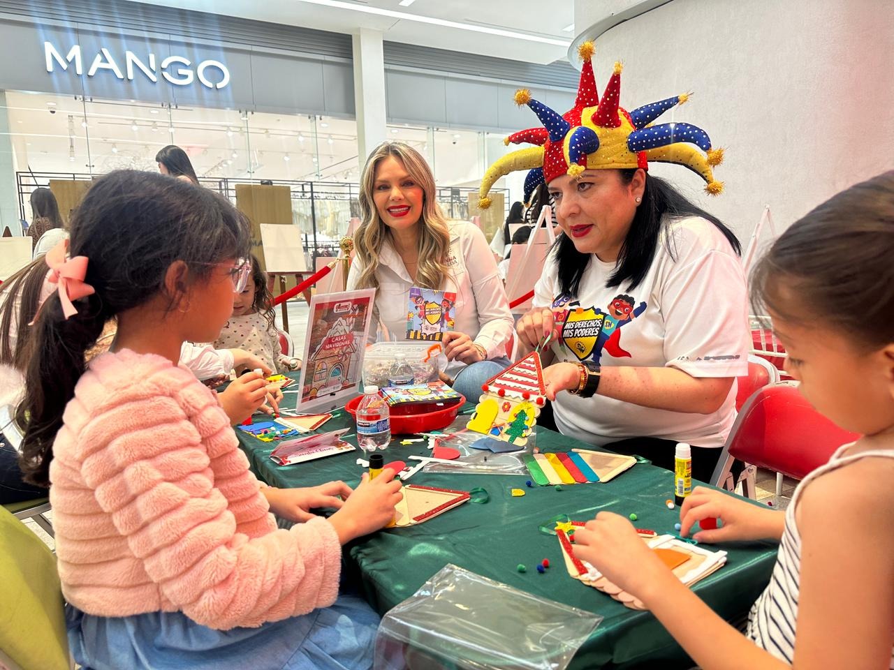 Integrantes de Sipinna conviviendo con niñas