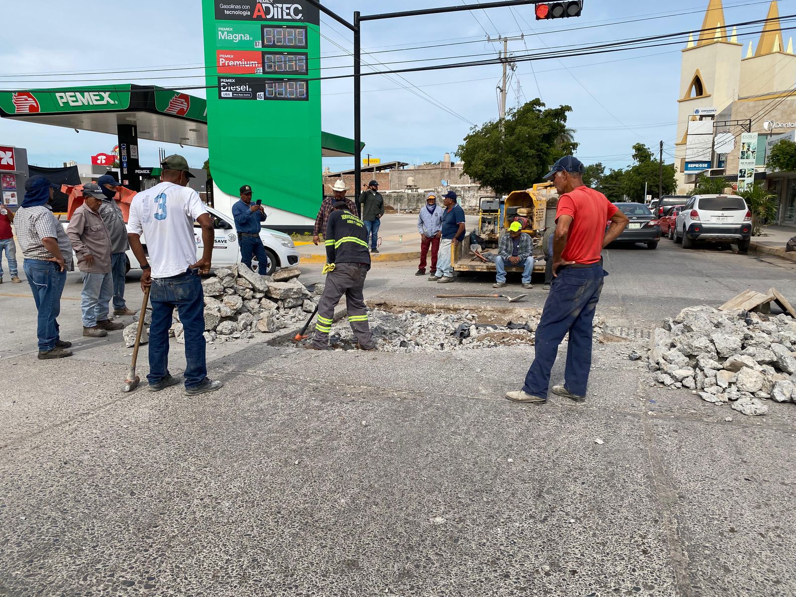 Personas reparando socavón