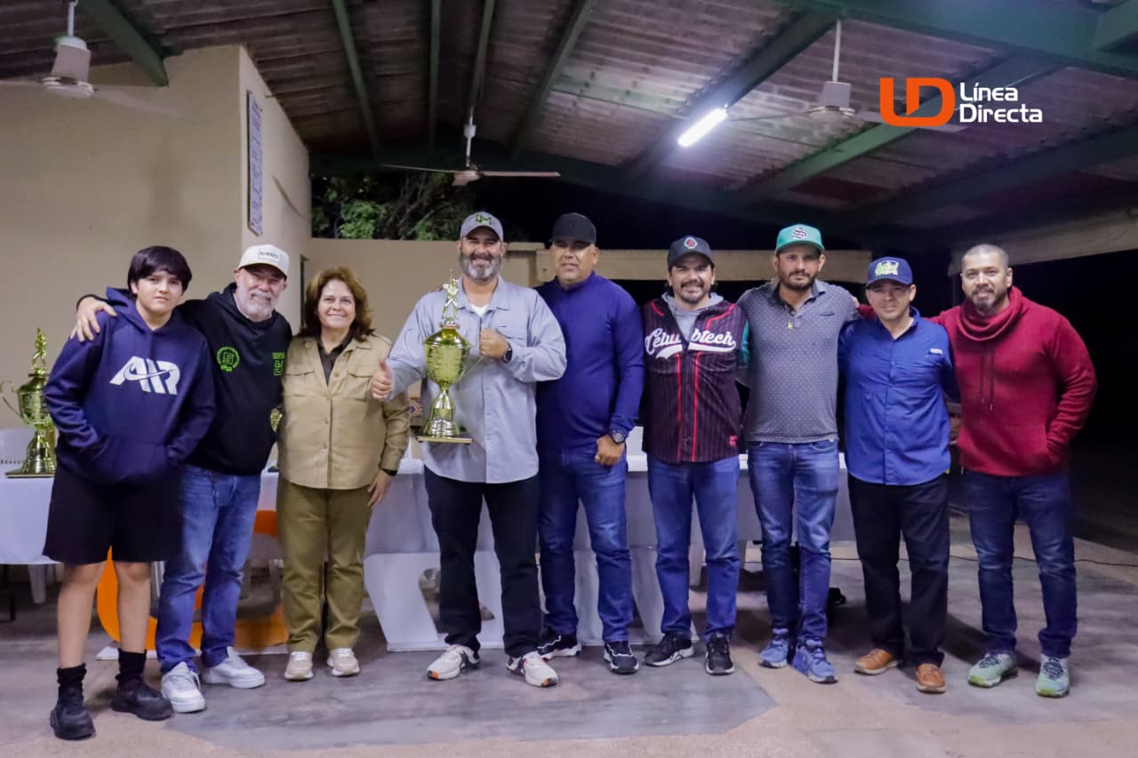 Equipos y personas con trofeo de la Liga de Softbol RSN-Spring League 2025