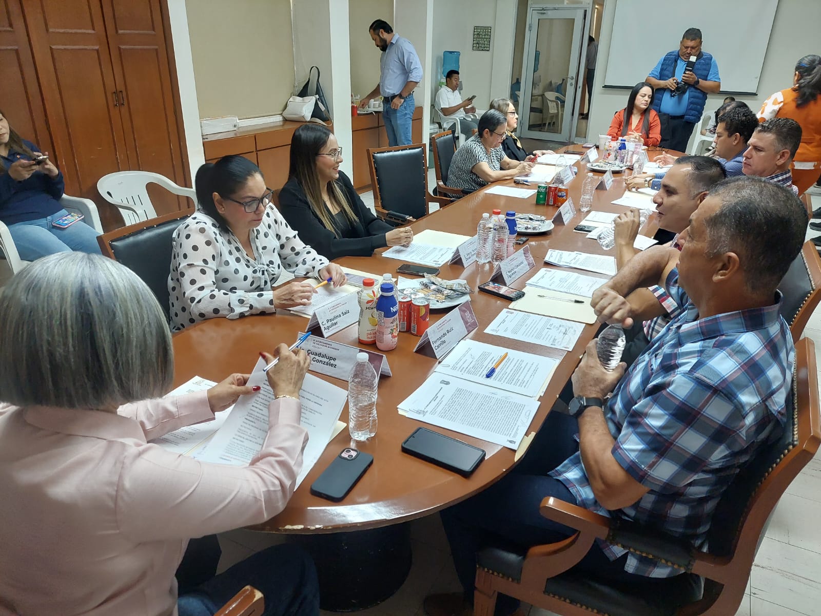 Autoridades de Salvador Alvarado sentados en una mesa larga durante una reunión