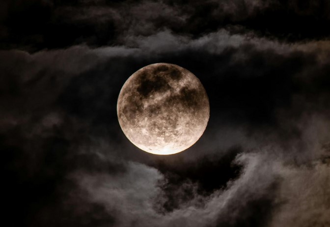 El 2026 iniciará con la Superluna de Lobo: ¿Cuándo ver y por qué se le llama así?