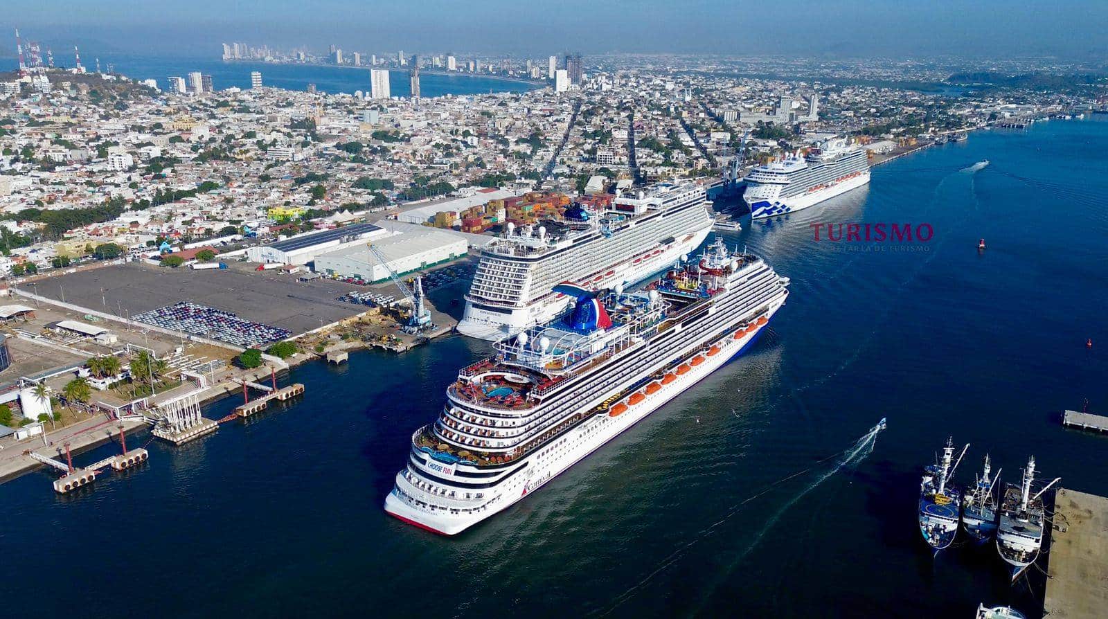 Crucero turístico en el puerto de Mazatlán