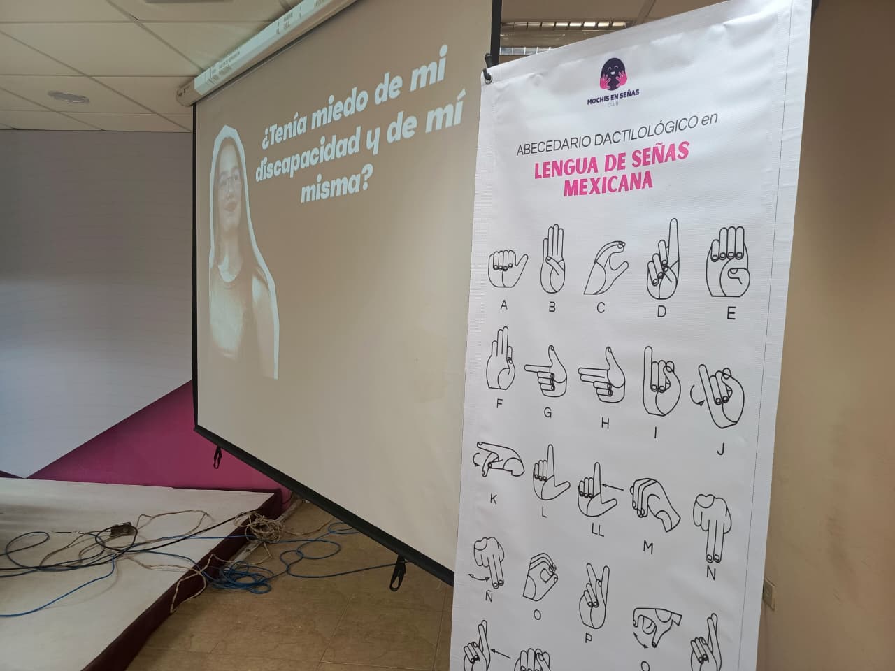 Banner con abecedario en lenguaje de señas y una diapositiva