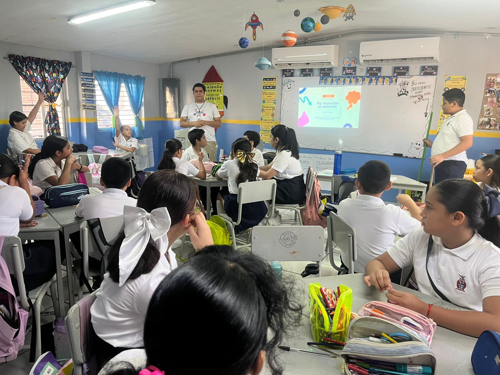 Presentación en una escuela junto a estudiantes