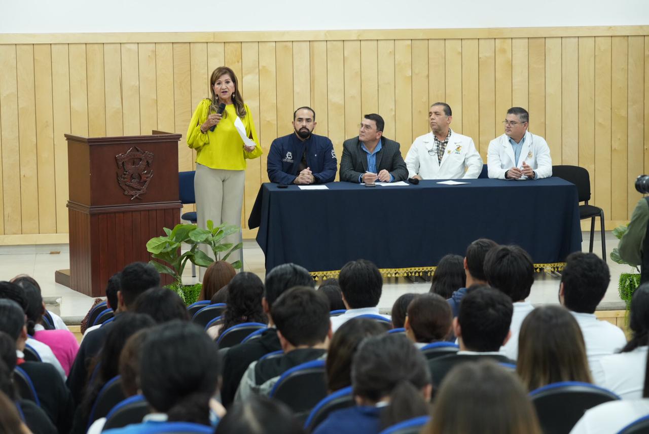 Tere Guerra en conferencia a alumnos de la UAS