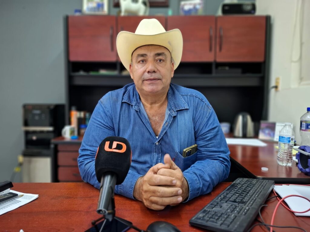 Antonio Lizárraga Rivera sentado en su oficina junto a un micrófono de Línea Directa