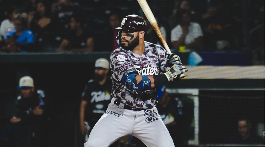 Beisbolista de Tomateros de Culiacán con un bate en las manos