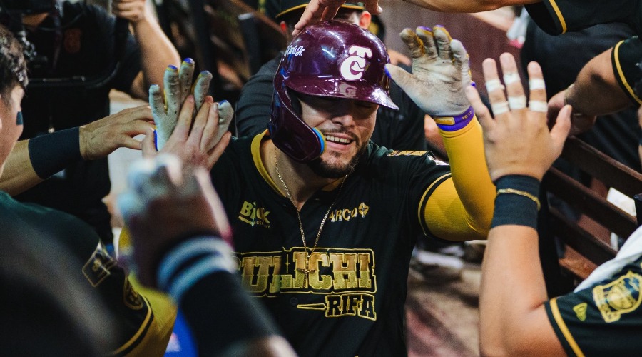 Tomateros de Culiacán celebrando una victoria.